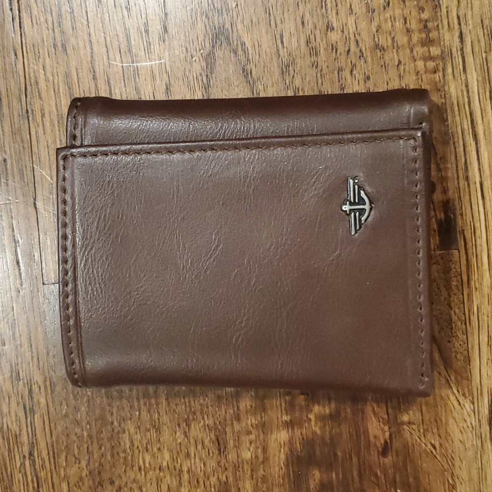 Mens Dockers brown trifold wallet with metal logo